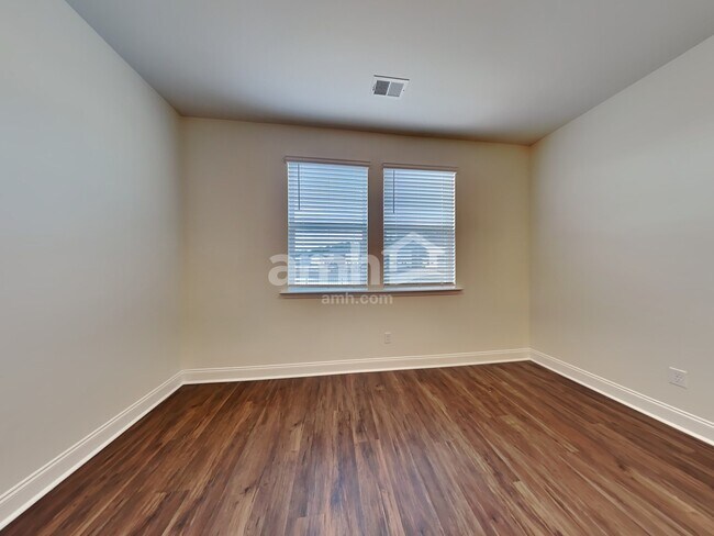 Foto del edificio - 164 Bee Tree Blvd