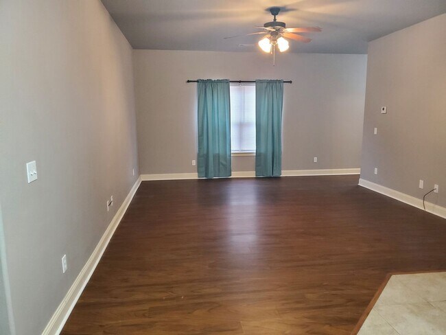 Building Photo - 2-Bedroom, 2.5-Bath Home with 2-Car Garage...