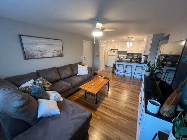 Foto del edificio - 99 Cluff Crossing Rd