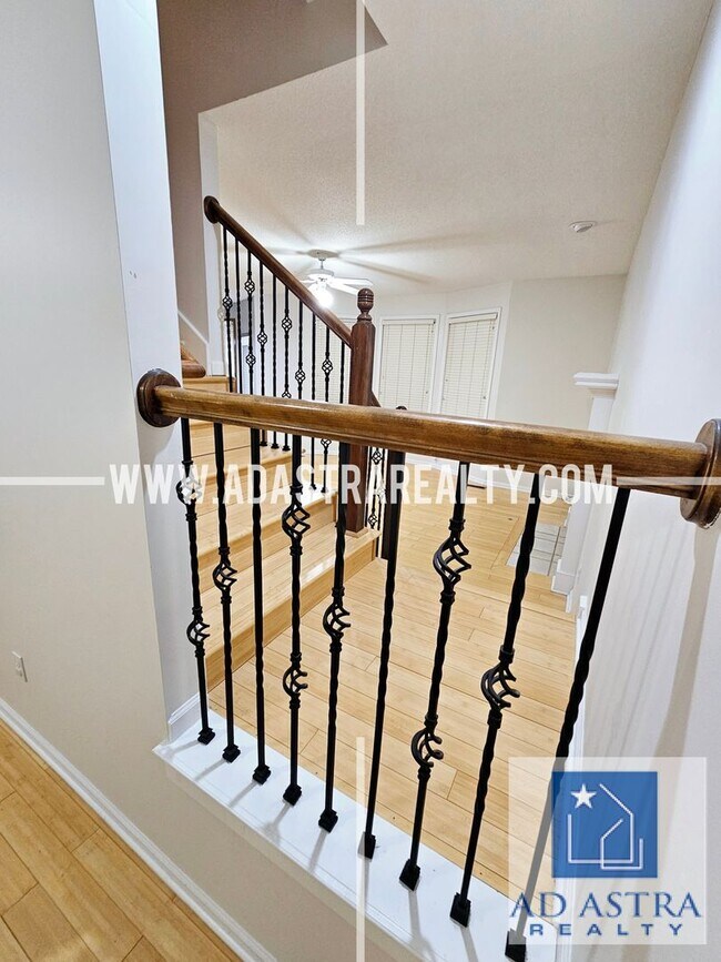 Building Photo - Spacious Blue Valley Home-Available in JAN...