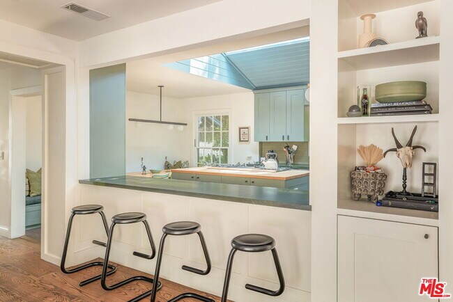 Building Photo - 2015 Nichols Canyon Rd