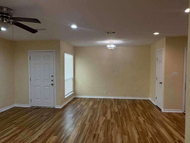 Foto del edificio - 7247 Rimwood St