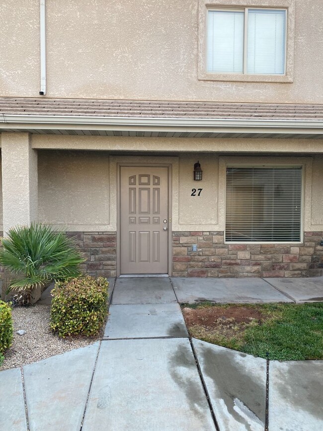 Foto del edificio - Very nice 3 bedroom 2.5 bath townhome in g...