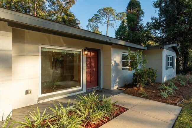 Foto del edificio - 1707 Hall Dr