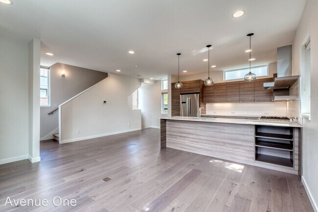 Building Photo - 3 br, 2.5 bath House - 2124 10th Ave W