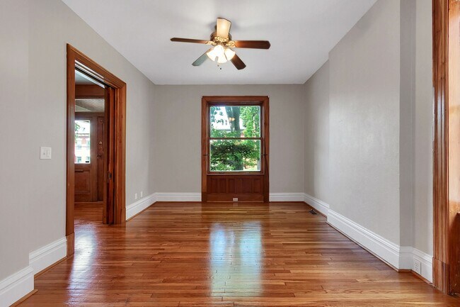 Building Photo - Hartford Dream House
