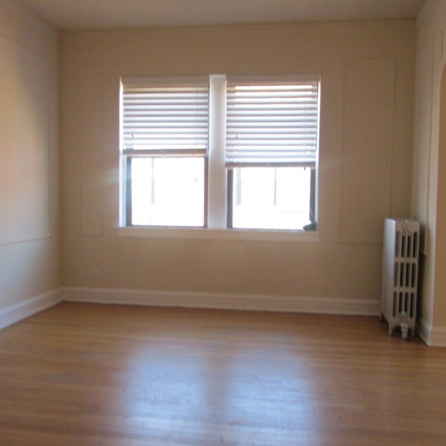 Building Photo - Awesome 1BR Hyde Park Unit - Heat Included!