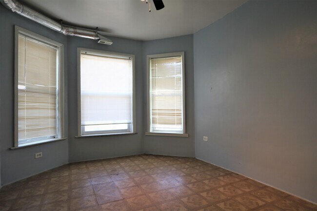 Foto del edificio - 1705 W 59th St