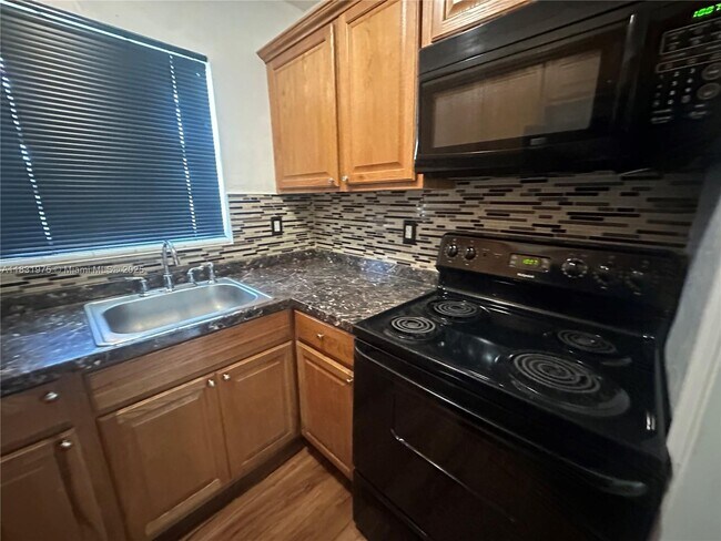 Foto del edificio - 5420 NE 22nd Terrace