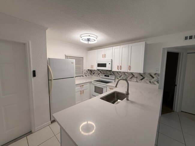 Building Photo - Ground Floor Condo 2/2  - Immediate Availa...