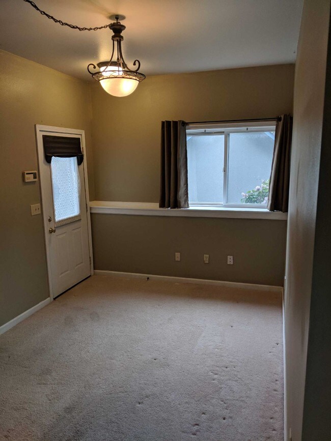 Dining Room - 616 Laurel Dr