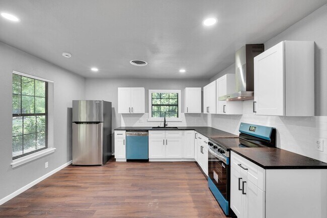Building Photo - 772 Fernwood St