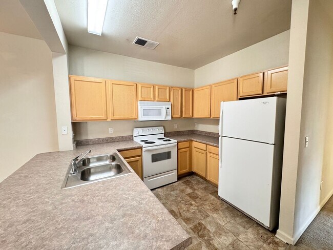 Foto del edificio - Home Near UNR: Spacious 4BR/4BA with Gated Access and Balcony!