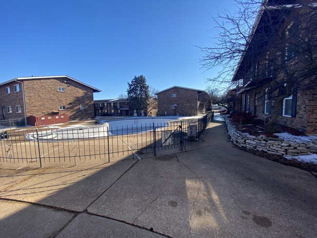 Building Photo - 1052 Teson Rd