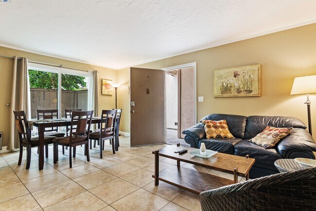 Building Photo - 385 Camelback Rd