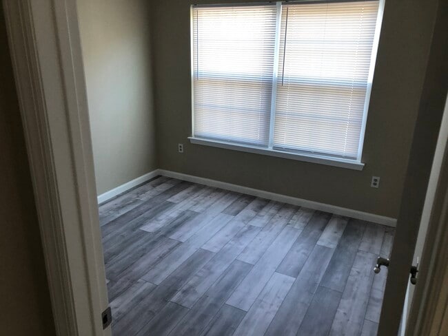 Building Photo - 290 Heather Croft