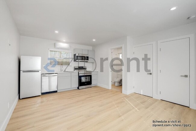 Building Photo - Unit B