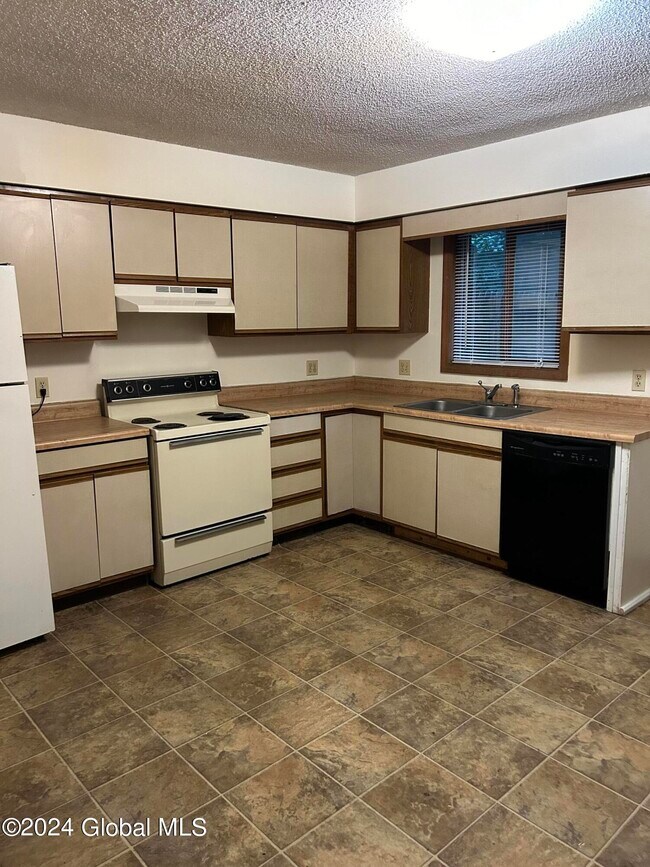 Foto del edificio - 7112 Antioch Rd