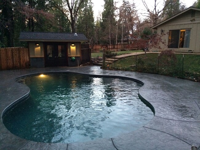 Piscina en el terreno, Casa en la piscina con ducha al aire libre - 10997 Crescent Dr