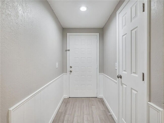 Building Photo - Beautiful 3 Bed 2 Bath Home in Heart Of Mo...