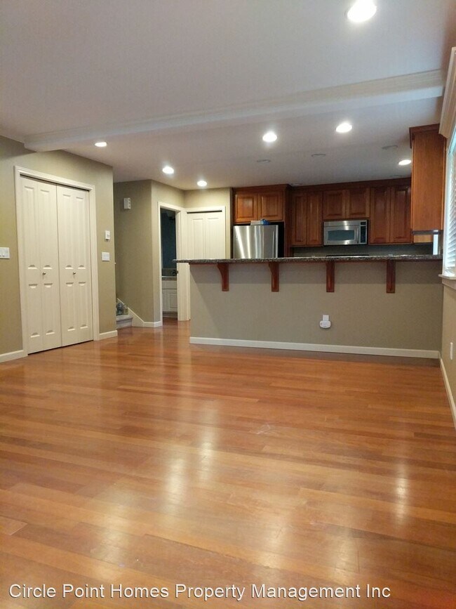 Building Photo - 3 br, 3.5 bath House - 512B 11th Ave E