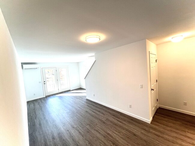 Building Photo - 20 Village Way