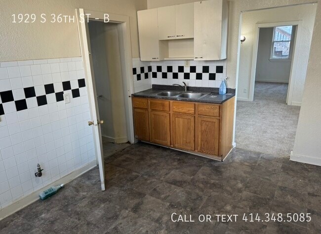 Building Photo - 2 bedroom lower unit