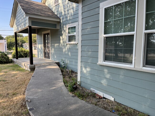 Building Photo - 1512 Live Oak St