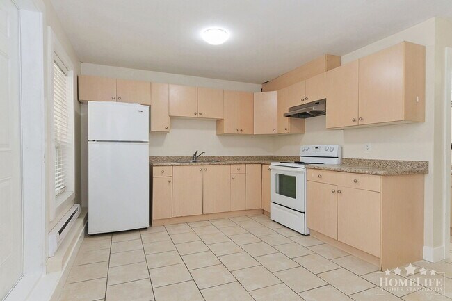 Photo du bâtiment - Bright & Spacious 2 Bedroom Basement Suite in Panorama Ridge