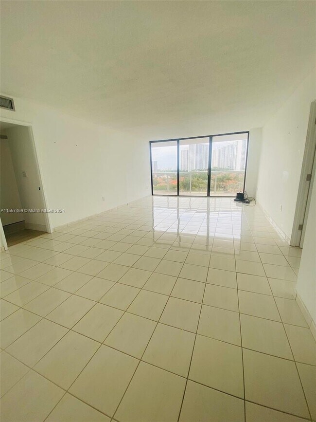Foto del edificio - 3701 N Country Club Dr