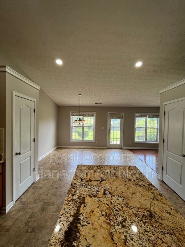 Foto del edificio - 3015 Millpine Ct NE