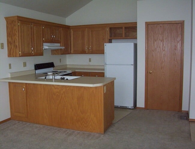 Building Photo - Spacious 2 bedroom duplex in great neighborhood!