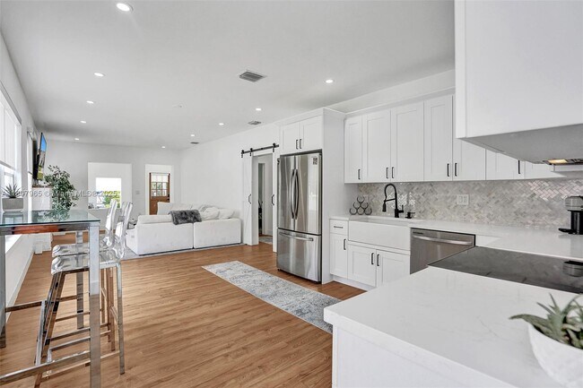Foto del edificio - 2978 SW 14th St