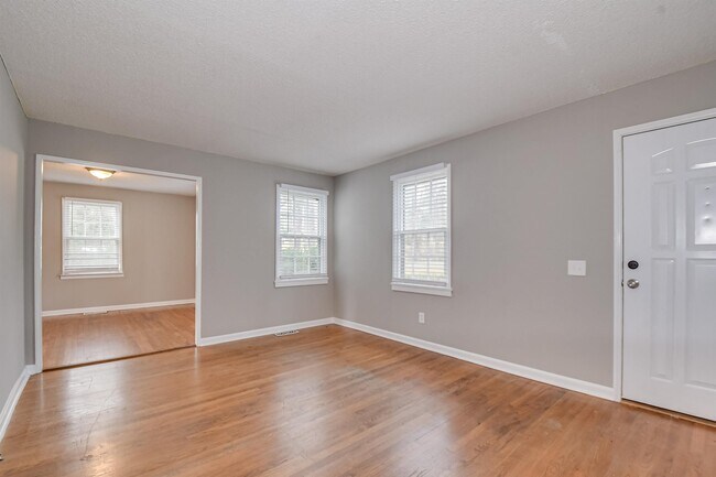 Building Photo - 1019 1/2 Bedford Dr
