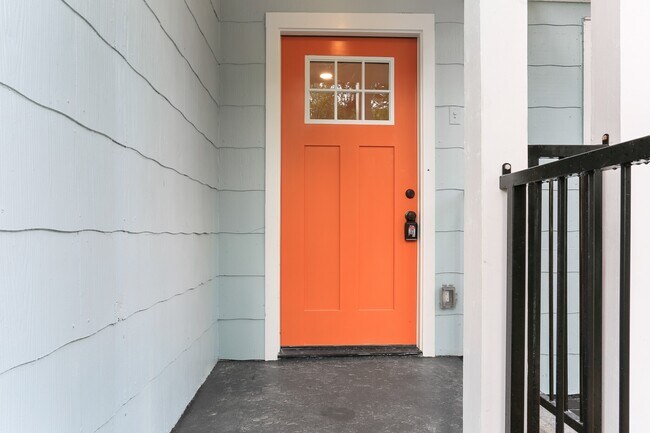 Foto del edificio - 596 S Evelyn Pl NW