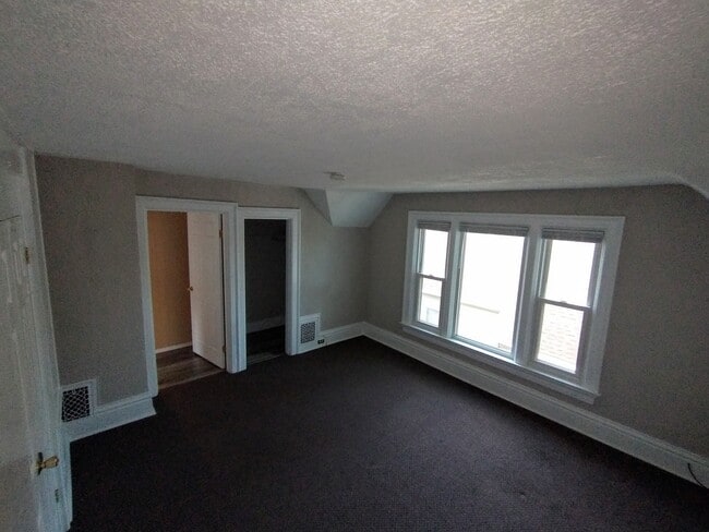 Building Photo - 420 S Baker St
