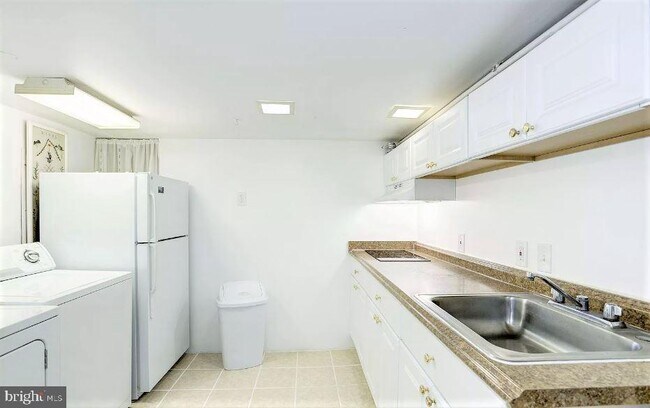 Foto del edificio - 2213 Hall Pl NW