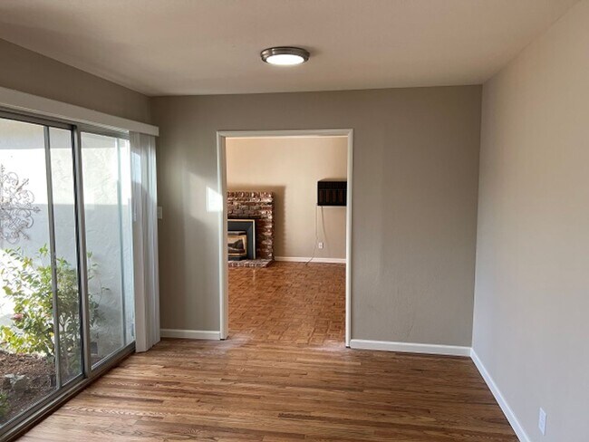 Foto del edificio - Desirable Los Altos Neighborhood