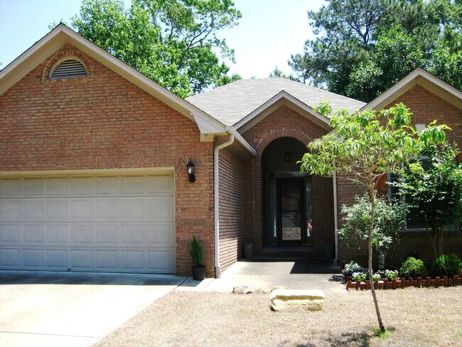 Foto del edificio - Convenient 3BR/2BA in Homewood