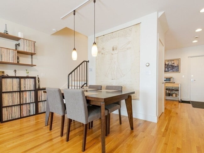 Foto del edificio - 2 bed, 1.5 bath w/ off-street parking in C...