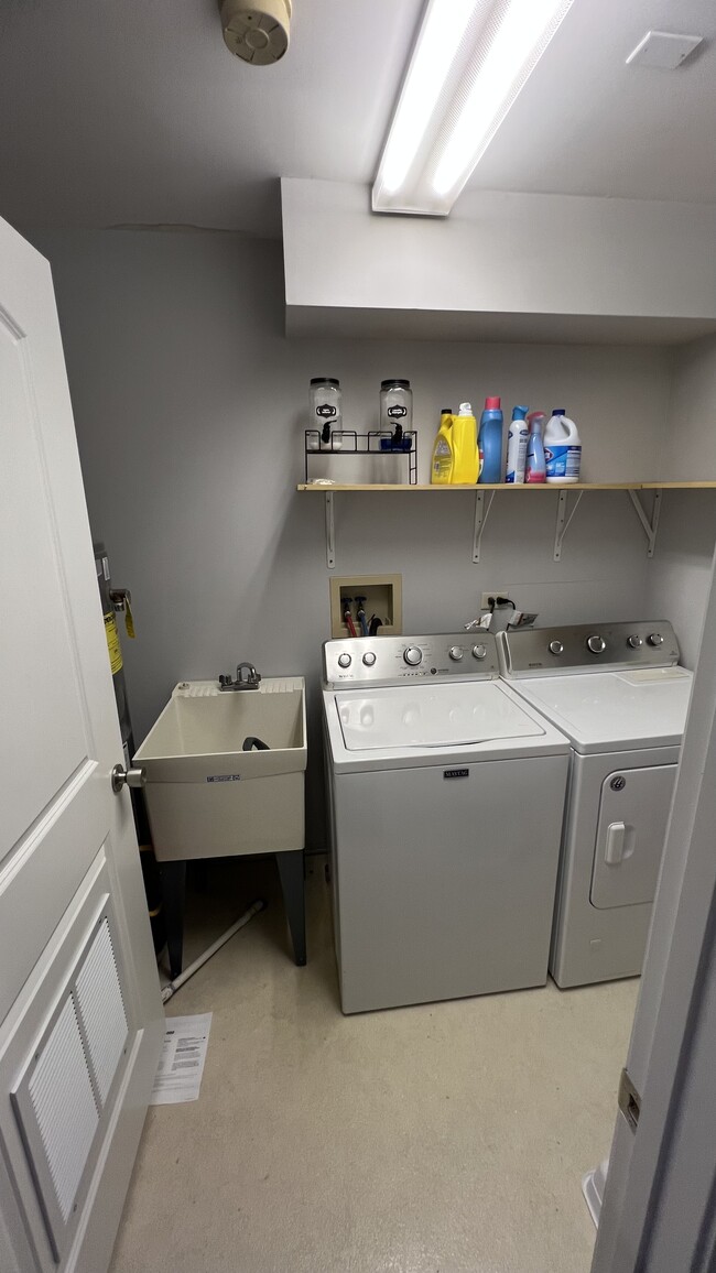 Building Photo - 475 Scots Dr