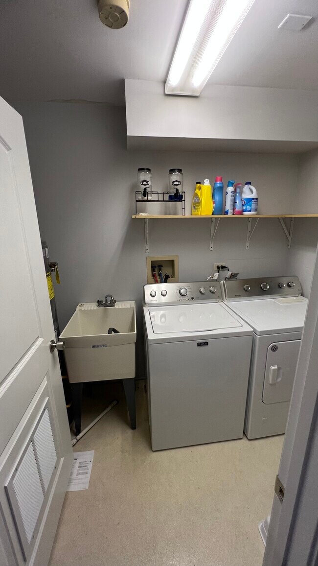 Foto del edificio - 475 Scots Dr