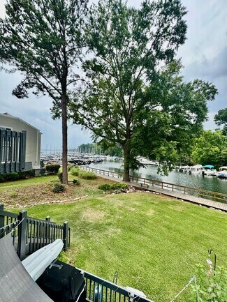 Building Photo - 240 Shoreline Dr