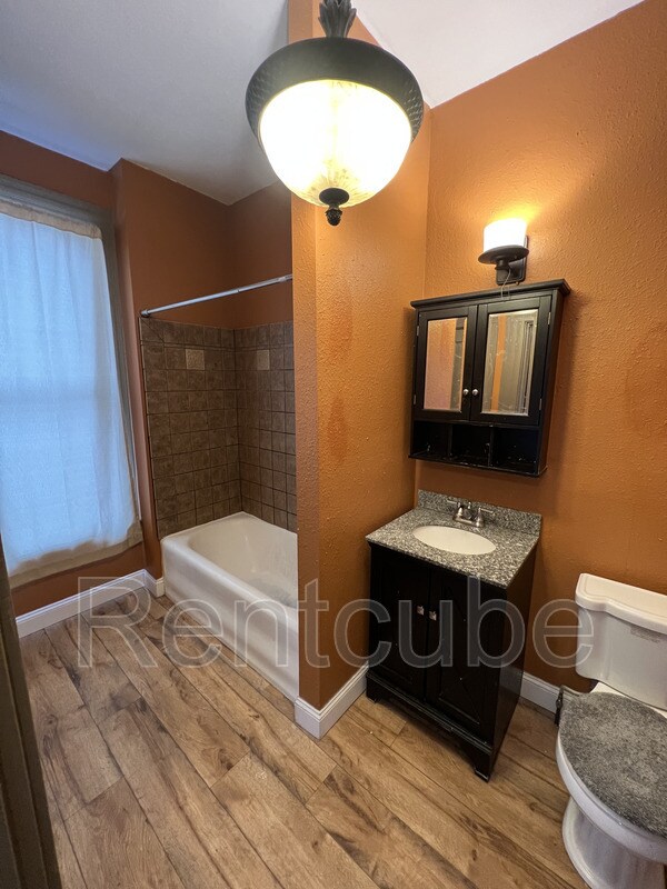 Building Photo - 1131 Main St