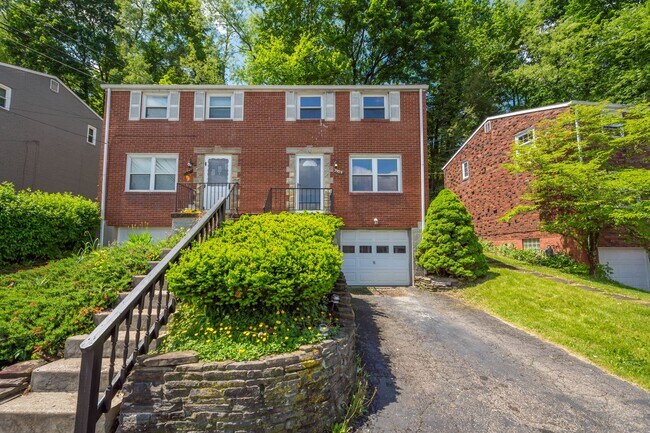 Building Photo - AVAILABLE JULY 1!!! 3 BEDROOM IN CASTLE SH...