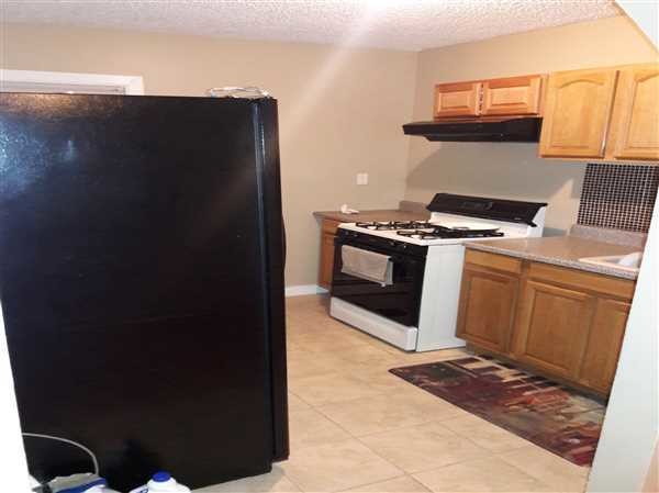 Building Photo - Well maintained first floor apartment