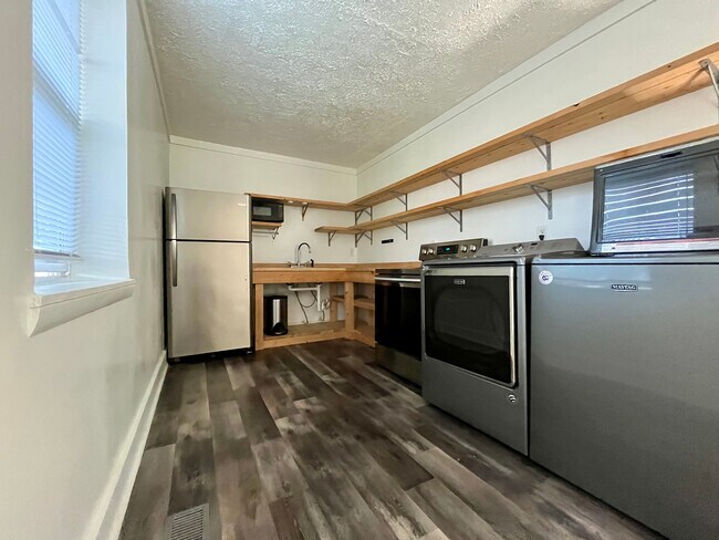 Foto del edificio - 1205 Katie Ave