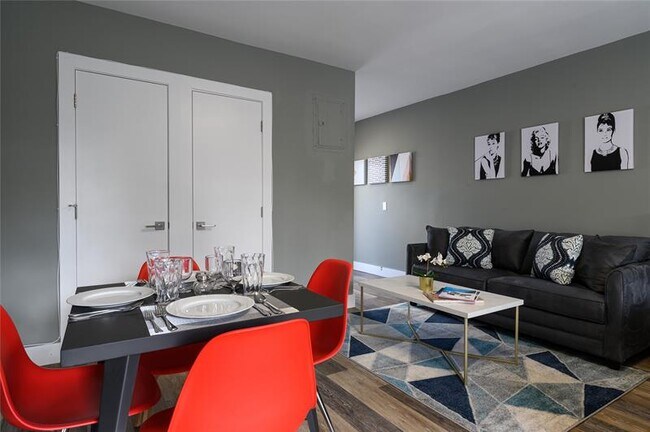 Building Photo - 1020 N Victoria Park Rd