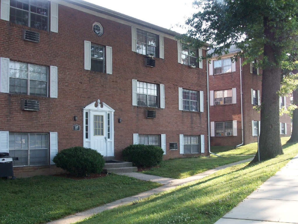 Primary Photo - Parkside Apartments