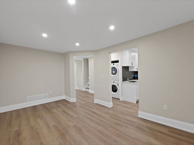 Building Photo - 51 Stirton St